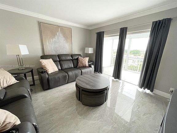 3rd image of 4400 Hillcrest Dr APT 818B