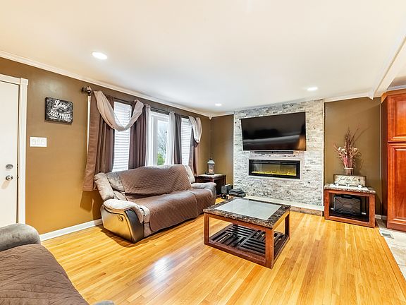 3rd image of 7629 Lockwood Ave
