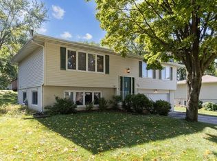 320 N Mount Vernon Dr, Iowa City, IA 52245