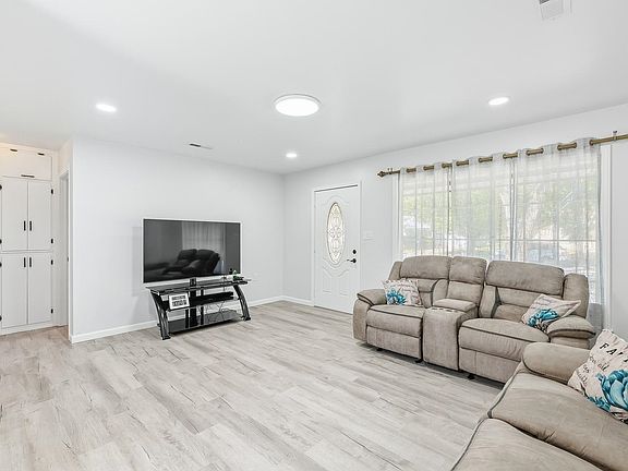 4th image of 2038 S Poplar St