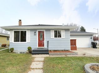 845 S 24th St, Grand Forks, ND 58201