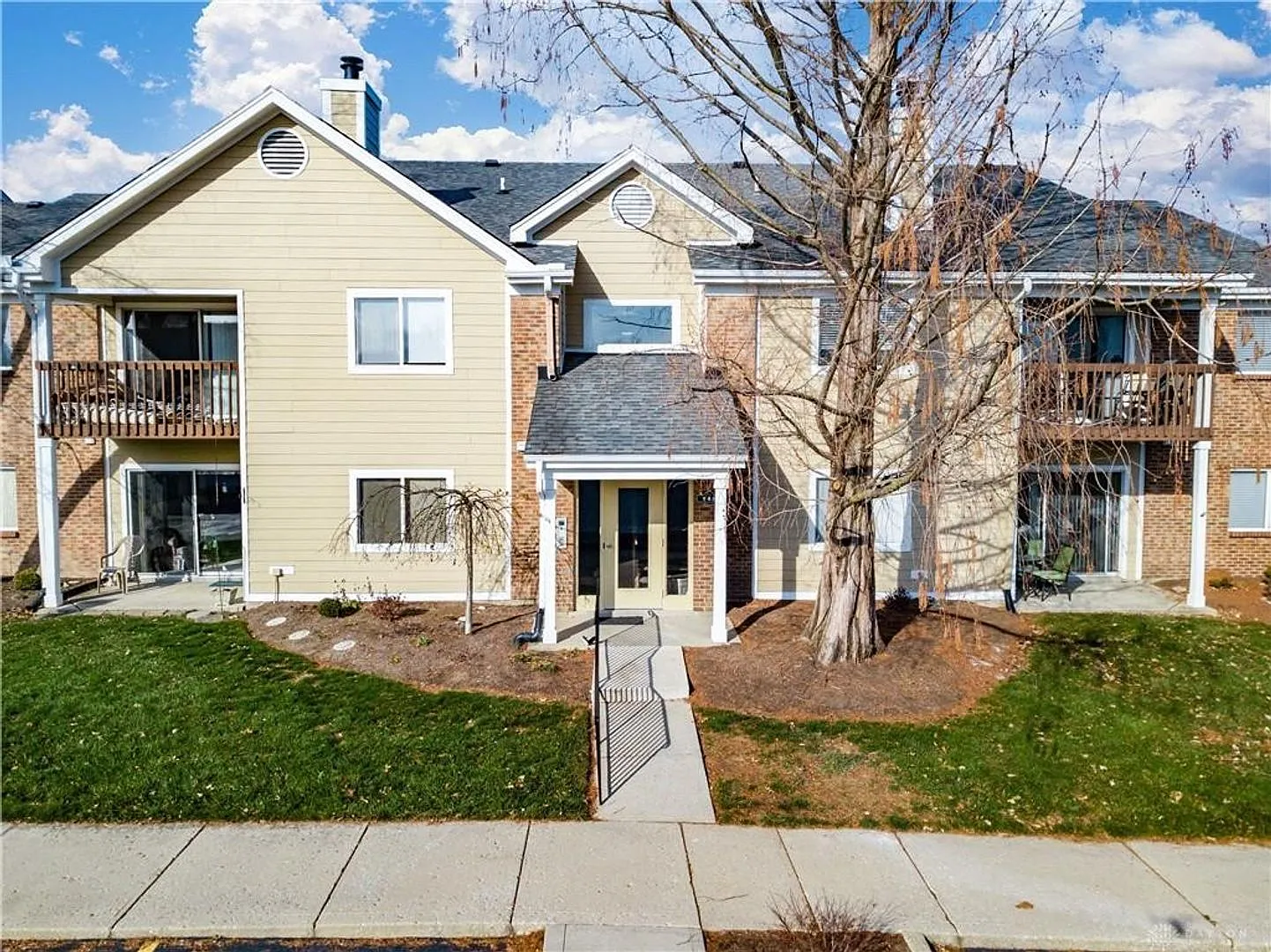 Well-Maintained 2-Bedroom Top-Floor Condo in Centerville — Photo 1