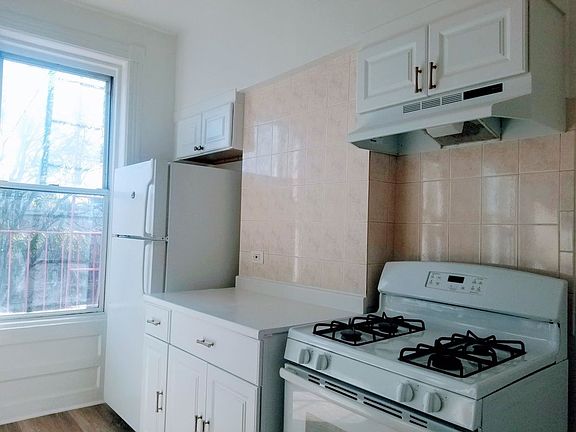 4th image of 440 Harman St Floor 3