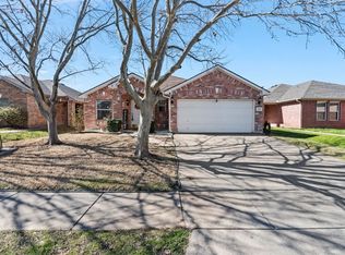 5419 Sabine Ln, Grand Prairie, TX 75052