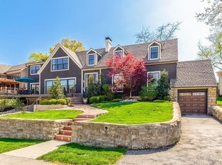 540 Lakeshore Dr E, Lenexa, KS 66217