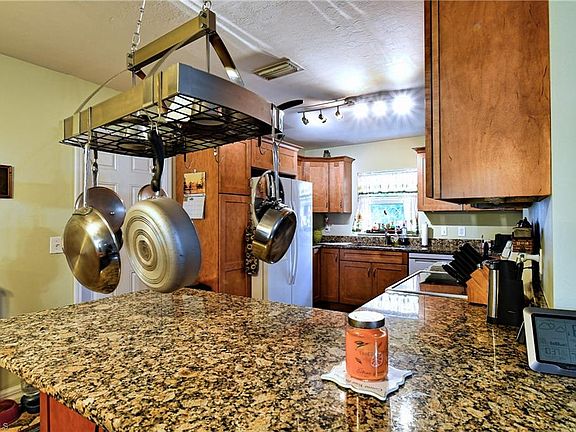 5th image of 521 James Ave