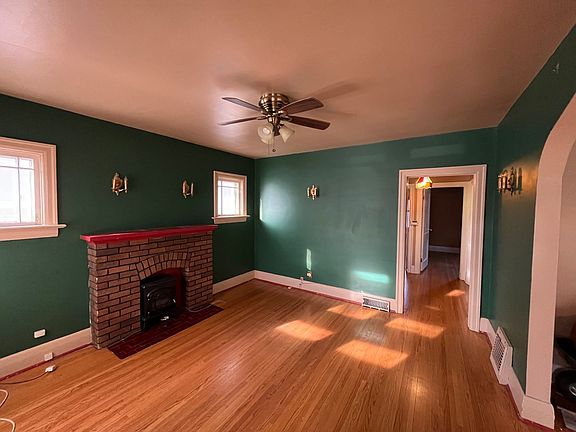 4th image of 209 9th St E #A