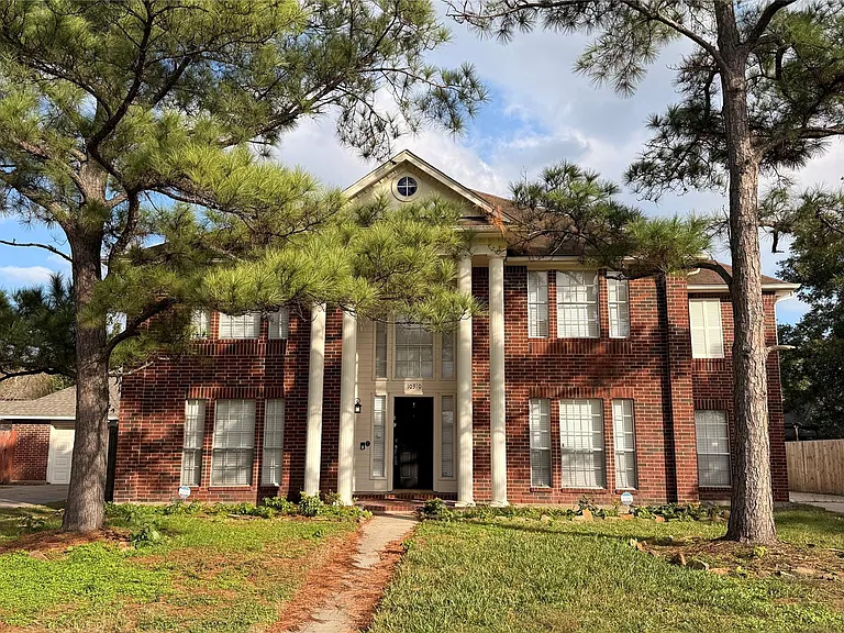 10310 Hedge Way Dr — Photo 1