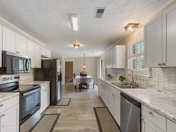 3590 Shady Oaks Dr, Olive Branch, MS 38654