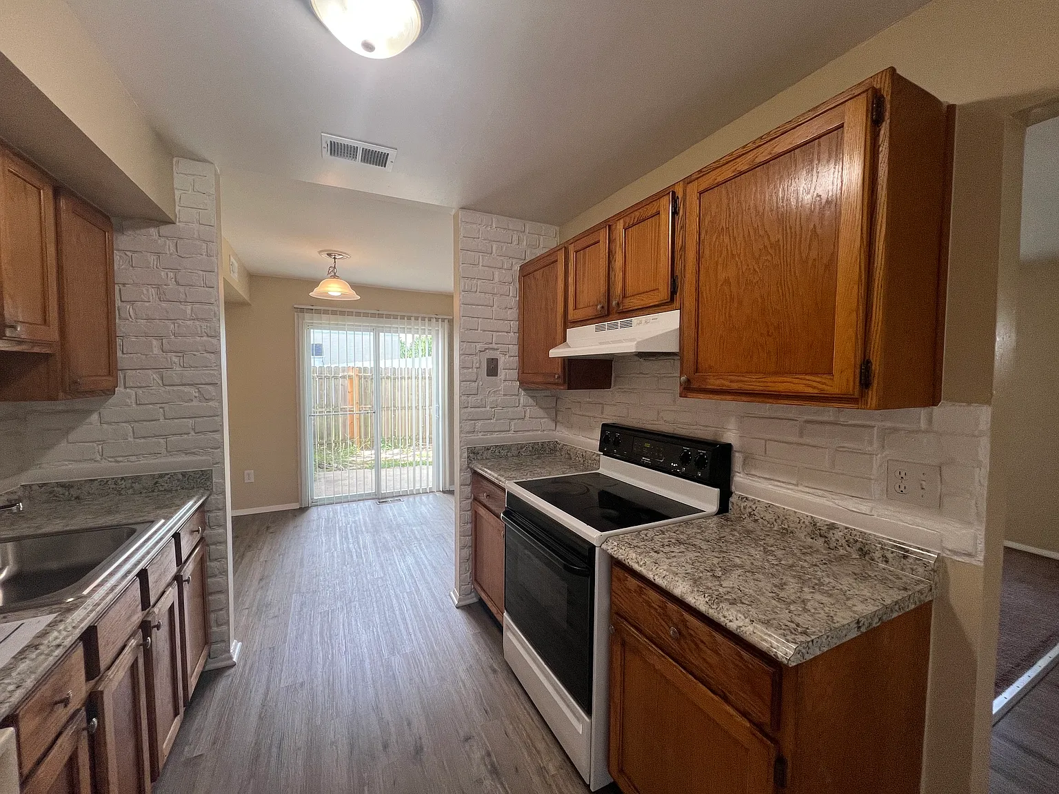 3 bed, 1122 sqft, $1,950 — Photo 4