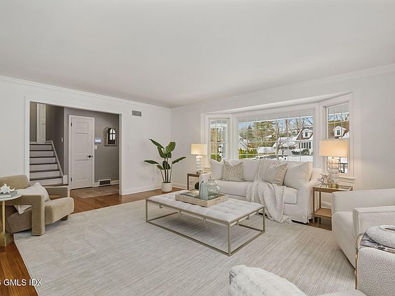 4th image of 10 Verona Dr