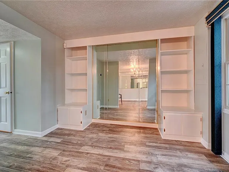 122 Sterling Ct — Photo 5