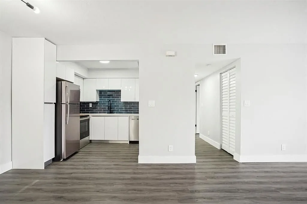 2 bed, 2.0 bath, 26149 sqft, $2,150 — Photo 3