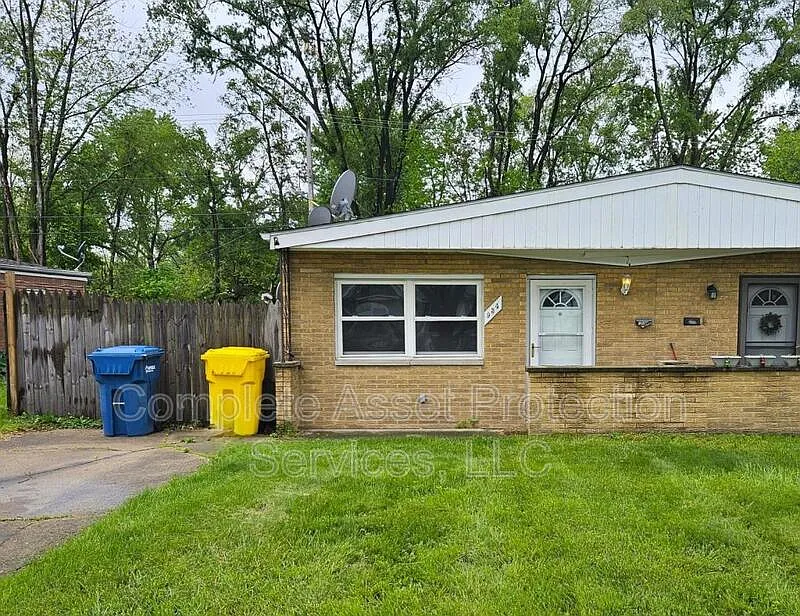2 bed, 1.0 bath, 1296 sqft, $1,450 — Photo 2