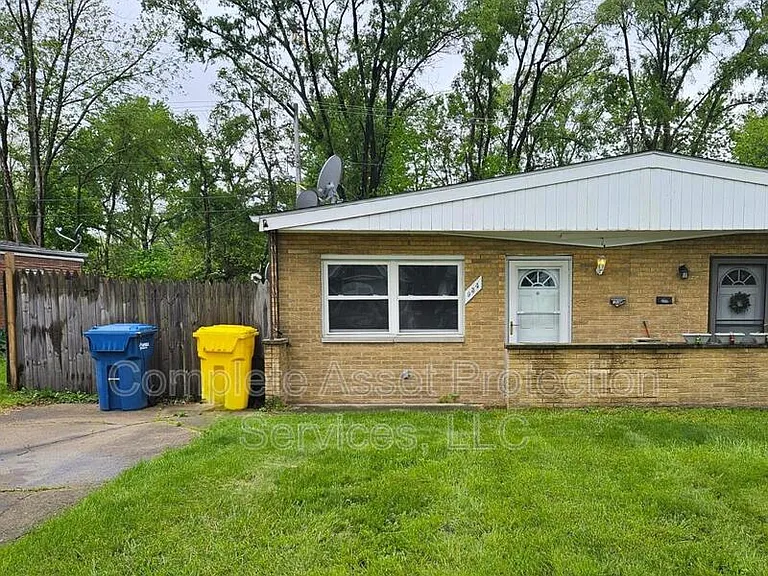 934 N Wood St — Photo 2