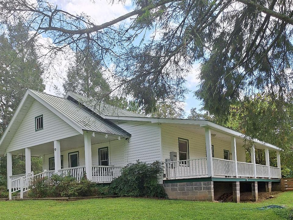 Front & Side of Home w Large porch along the side/coming off Master BR