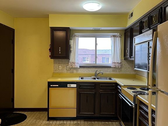 4th image of 9481 Bay Colony Dr APT 3N
