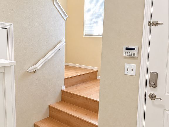 4th image of 597 Manhattan Pl