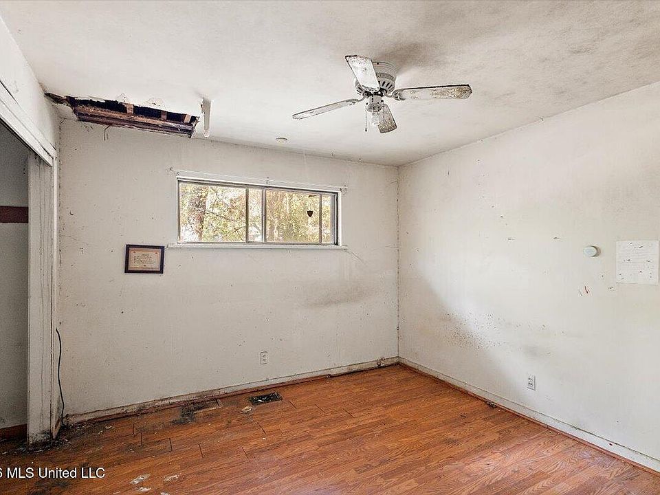 13th image of 920 Sumac Ave