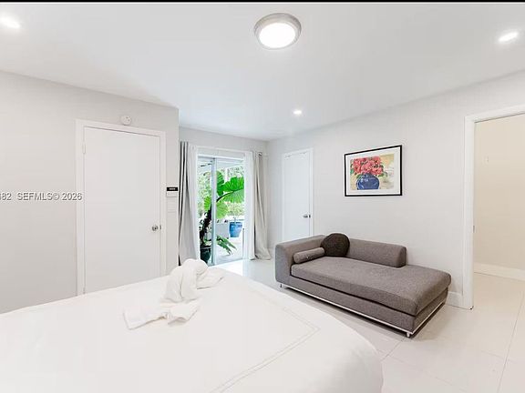 5th image of 4017 Monroe St