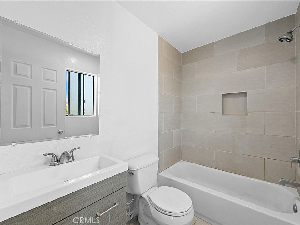 1st image of 2222 E 6th St APT 305