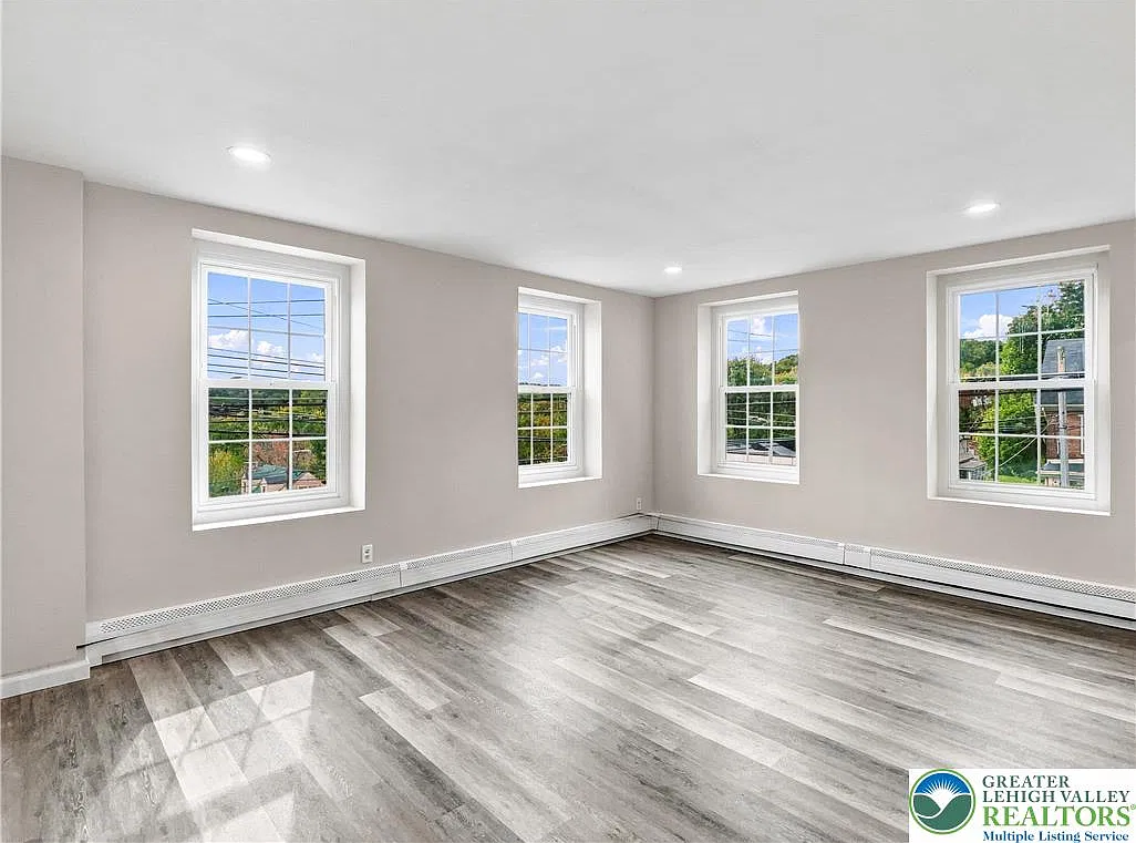 2 bed, 1.0 bath, 658 sqft, $1,600 — Photo 2