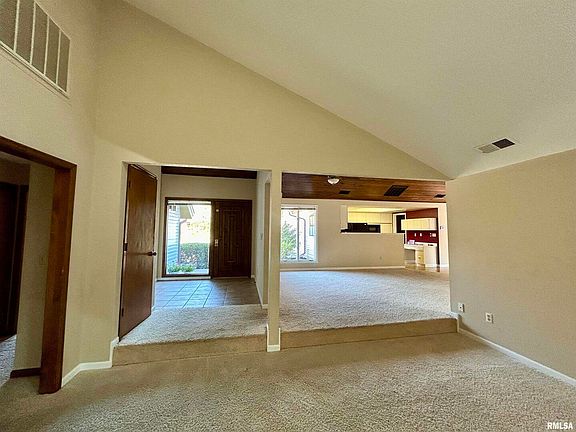 5th image of 210 S Mark Ct