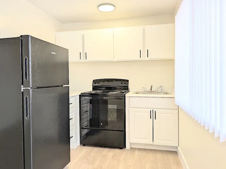 208 E Prince Rd — Photo 27