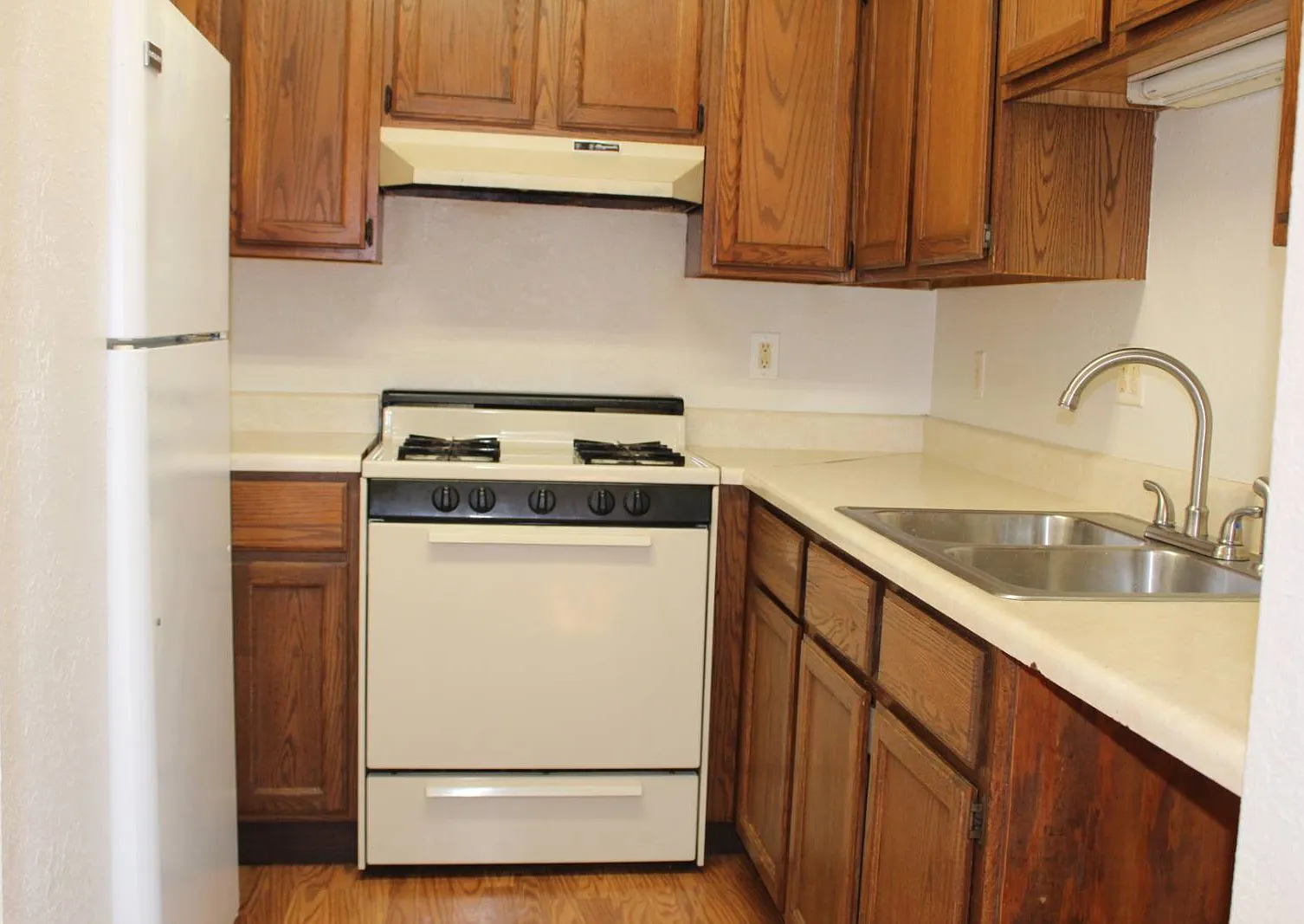 2 bed, 1.0 bath, $850 — Photo 2