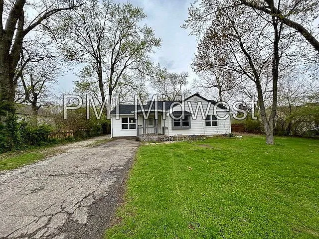 3 bed, 1.5 bath, 752 sqft, $1,379 — Photo 1