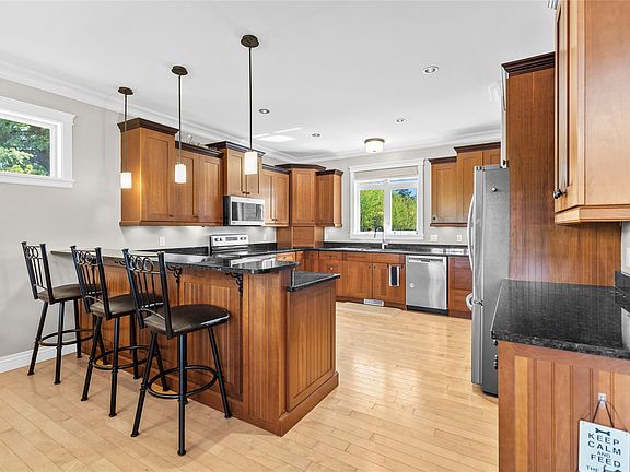 4th image of 252 Oriole Way