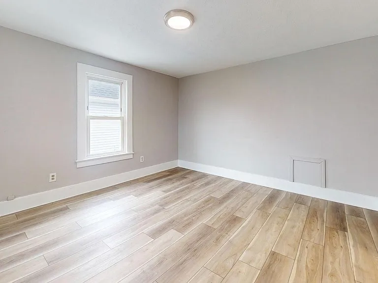 1031 W 9th St — Photo 32
