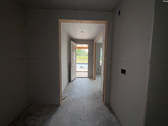 5th image of 62 Hubbard Ct