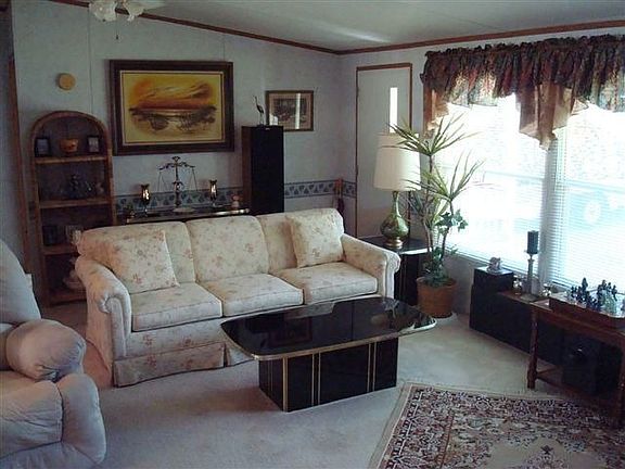 3rd image of 4407 Wildwood Cir