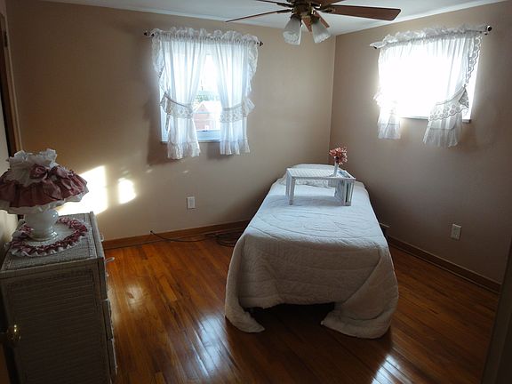 2nd bedroom -note that all bedrooms have ceiling fans & lights!