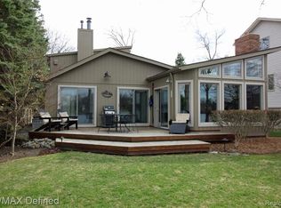 7146 Hatchery Rd, Waterford, MI 48327