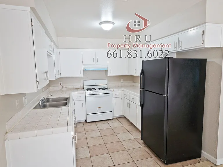 2901 S Chester Ave — Photo 12