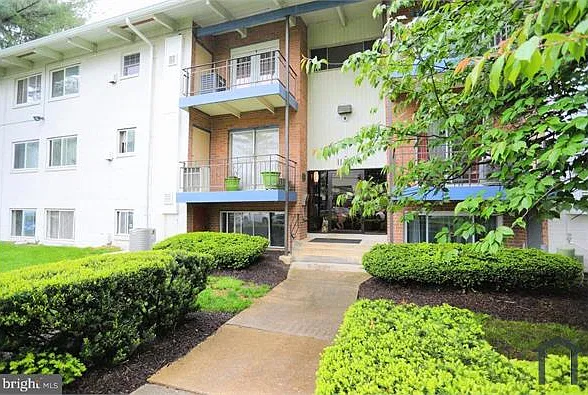 2 bed, 989 sqft, $2,020 — Photo 1