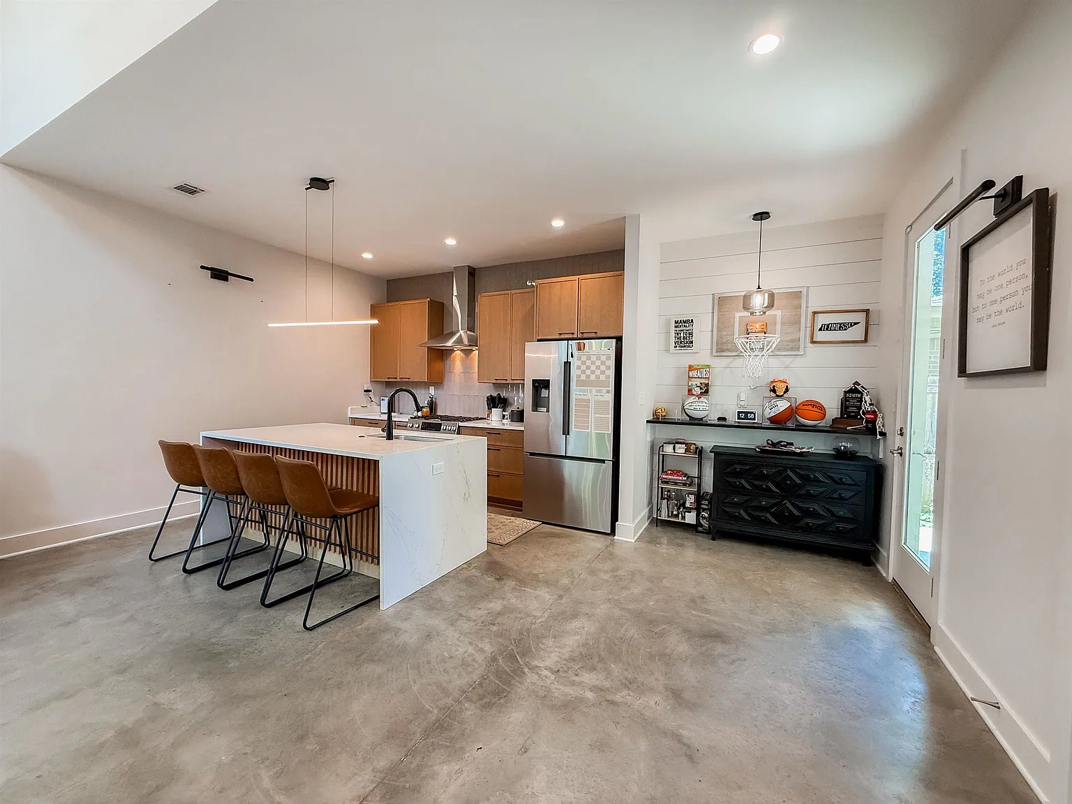 3 bed, 3.5 bath, 2337 sqft, $3,500 — Photo 3