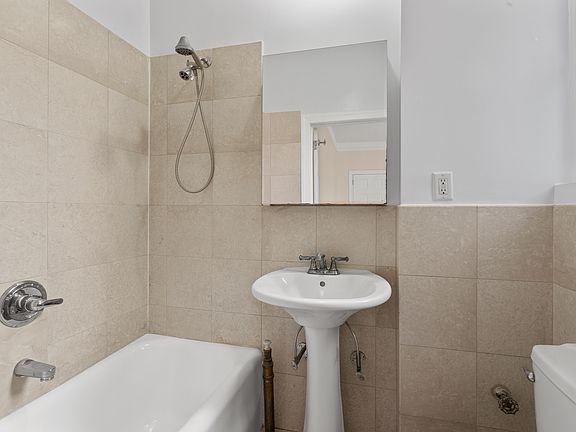 5th image of 201 W 11th St APT 2H