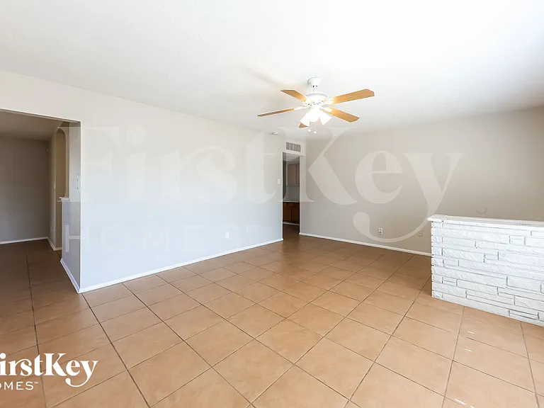 5702 N 19th Dr — Photo 5