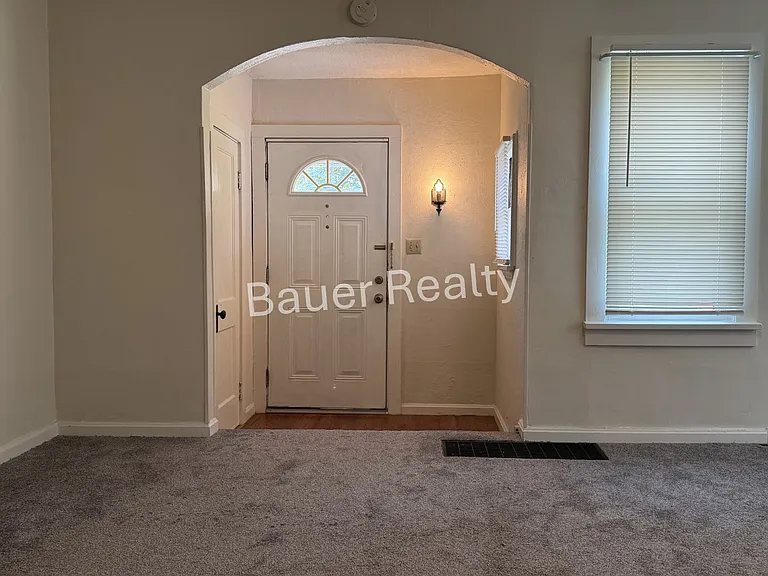 728 W 10th St — Photo 6