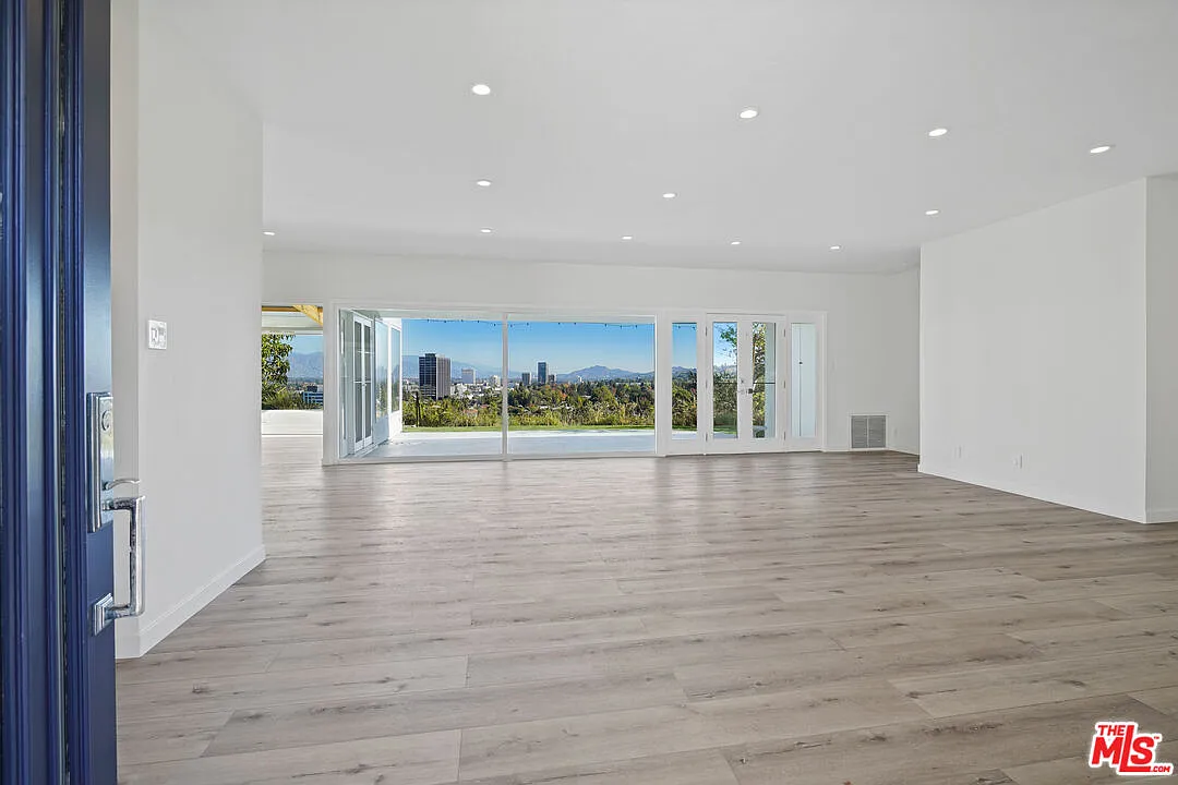 3 bed, 3.0 bath, 1958 sqft, $9,850 — Photo 4