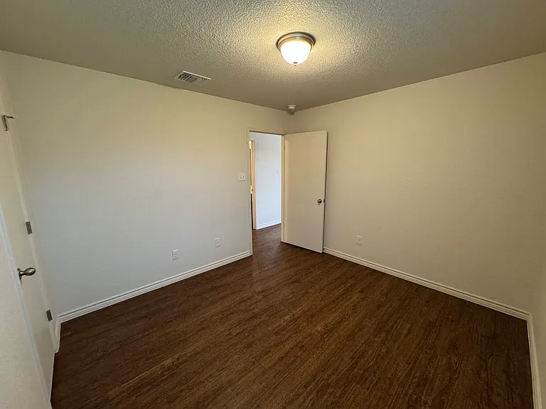 1537 Justin Loop — Photo 13