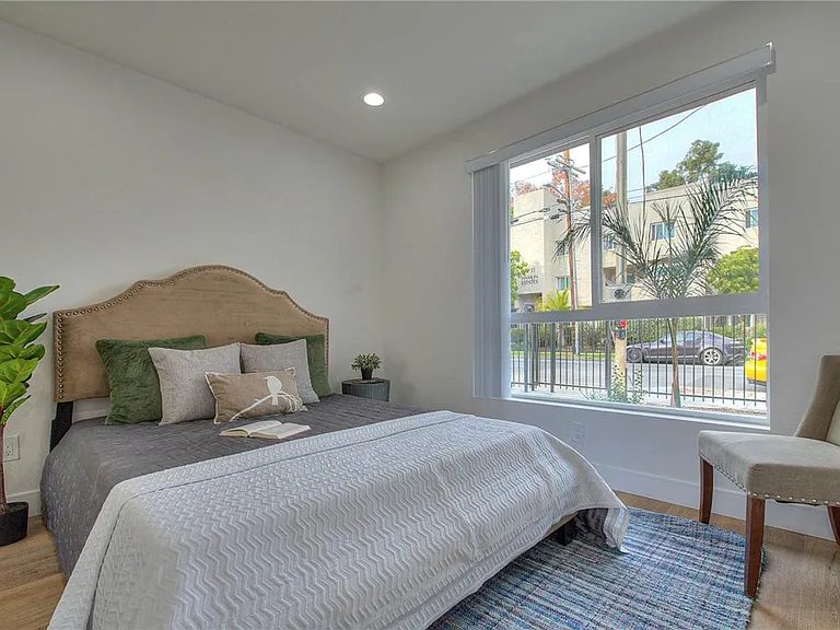 11722 Hamlin St — Photo 13