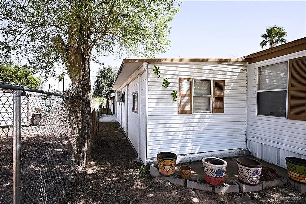 2 bed, 1.0 bath, 804 sqft, $900 — Photo 2