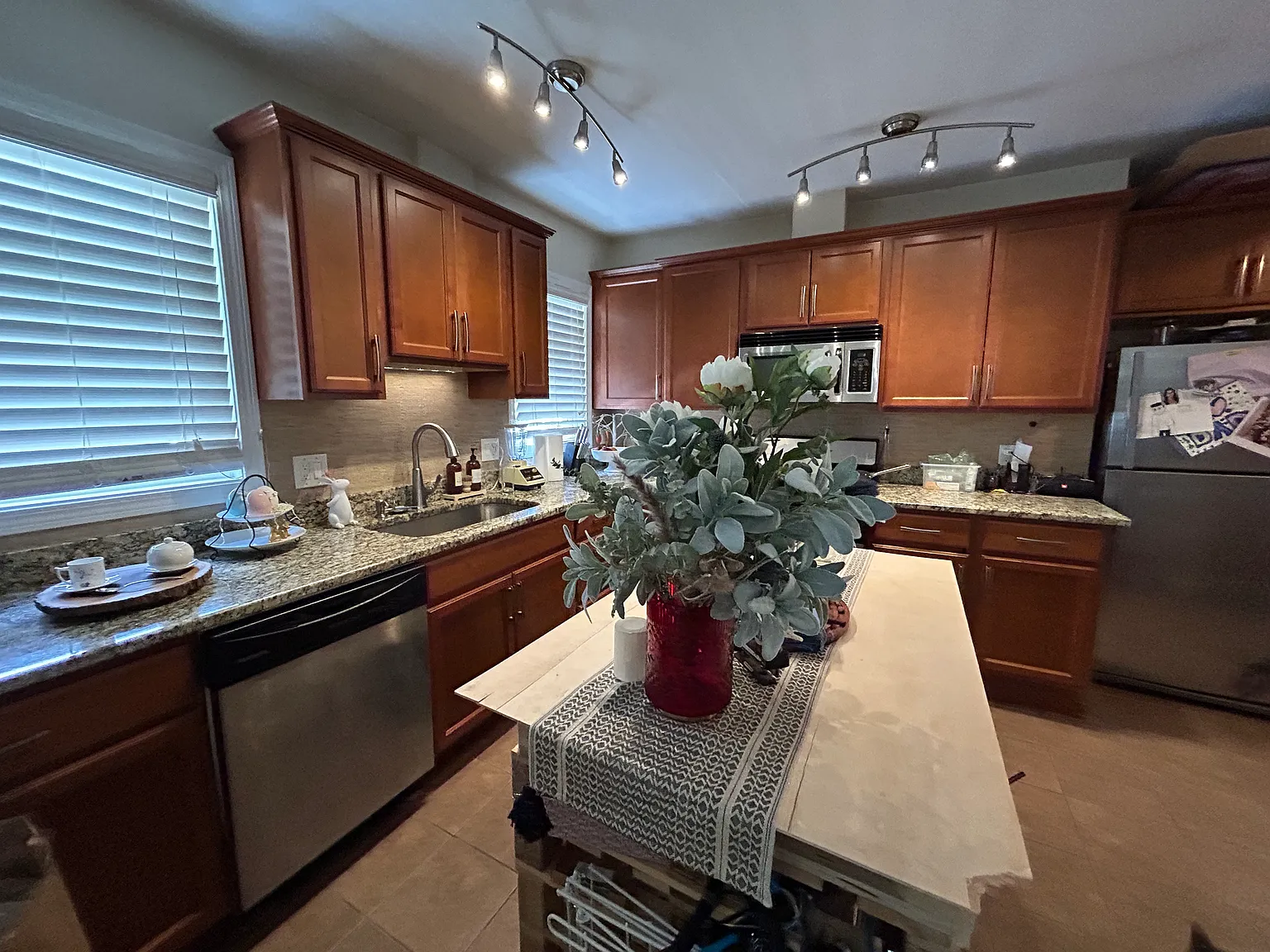 2 bed, 1040 sqft, $2,695 — Photo 3