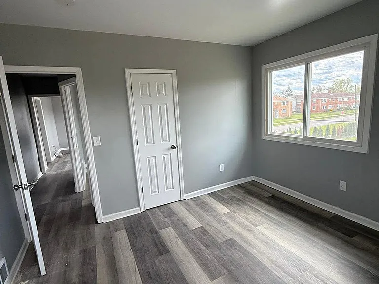 2338 Glendale St — Photo 6
