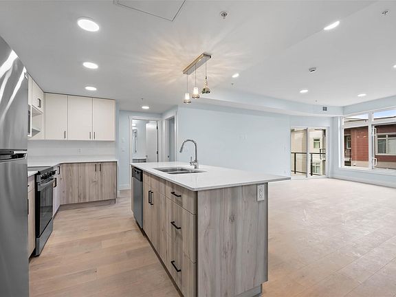 4th image of 207 Royal Ave #507