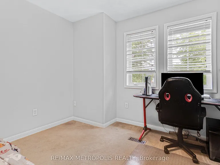 2420 Baintree Cres — Photo 31